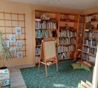 Šeit: lasām un rotaļājamies!